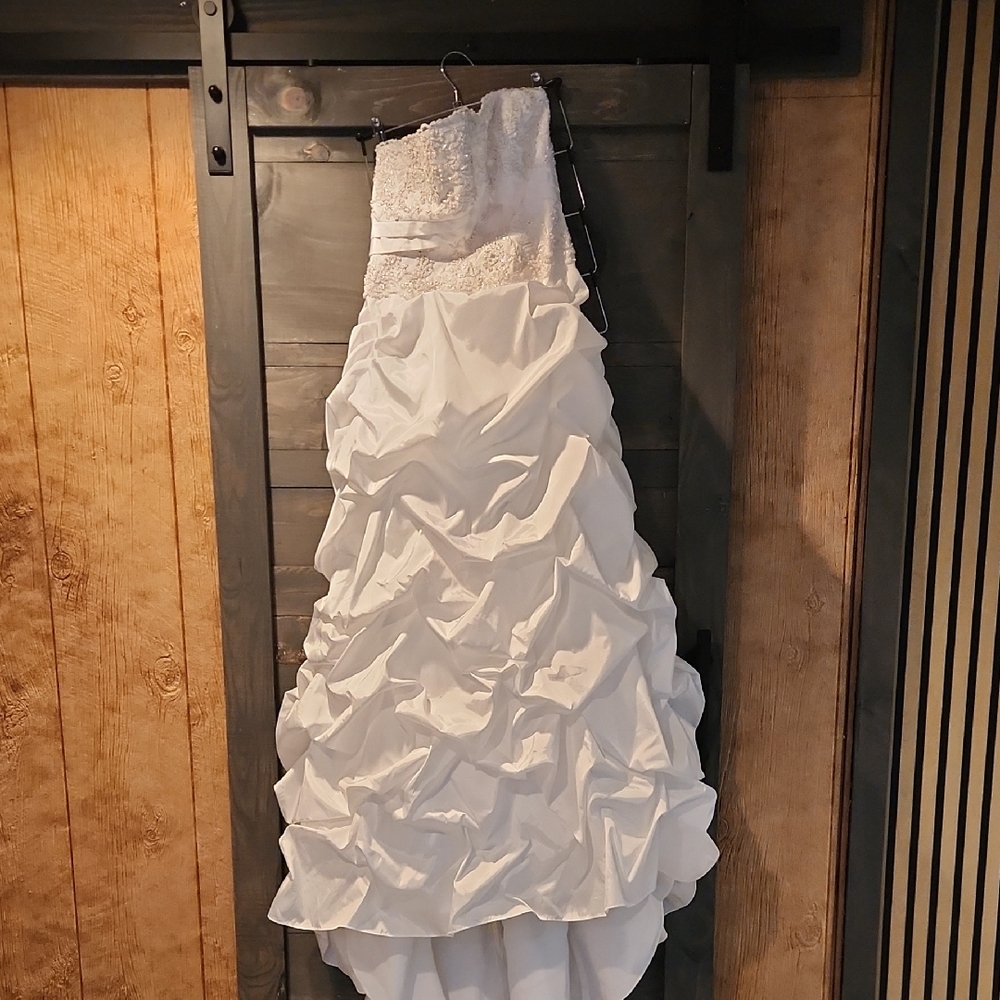David's Bridal White Strapless Wedding Gown